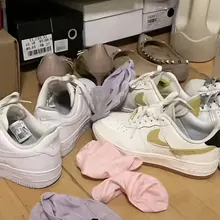 宿舍一角，运动鞋棉袜控的天堂
