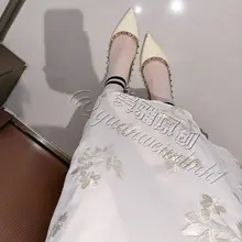夏天白色的袜子还能穿么….忙碌的一天回到家换下来，感觉都能捏出水来了
