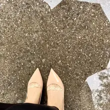 雨后漫步代价，雨水混脚汗锁在平底鞋里，黏糊糊的触感谁懂，船袜吸满水，鞋里又湿又黏，走完全程只想立刻脱鞋透气、再也不雨天穿浅口鞋出门…
