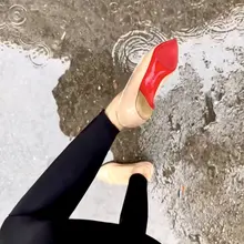 雨后漫步代价，雨水混脚汗锁在平底鞋里，黏糊糊的触感谁懂，船袜吸满水，鞋里又湿又黏，走完全程只想立刻脱鞋透气、再也不雨天穿浅口鞋出门…