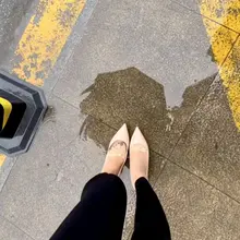 雨后漫步代价，雨水混脚汗锁在平底鞋里，黏糊糊的触感谁懂，船袜吸满水，鞋里又湿又黏，走完全程只想立刻脱鞋透气、再也不雨天穿浅口鞋出门…