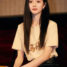 刘浩存坐姿秀修长美腿尽显青春活力