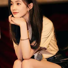 刘浩存坐姿秀修长美腿尽显青春活力