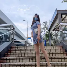 从开始就有好多男人过来找小鱼喝酒，连着几杯轰炸机下去就上头了，我去上厕所回来看到小鱼露着肉丝内裤在台上蹦迪，好多男人偷偷拍他。更刺激的是销售小哥和一个男生一左…