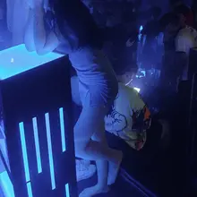 从开始就有好多男人过来找小鱼喝酒，连着几杯轰炸机下去就上头了，我去上厕所回来看到小鱼露着肉丝内裤在台上蹦迪，好多男人偷偷拍他。更刺激的是销售小哥和一个男生一左…