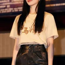 刘浩存坐姿秀修长美腿尽显青春活力