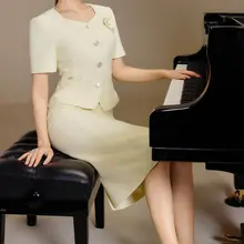 吉娜·爱丽丝淡雅套装衬托丝袜美腿，闪耀高跟尽显女神范 (4p)