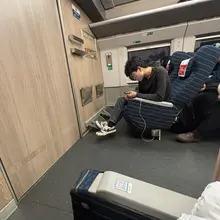 白天坐到黑夜腰酸背痛浑身难受！以后回家再也不坐高铁啦😂