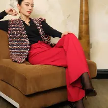 吉娜·爱丽丝霸气坐姿展示裤里黑丝