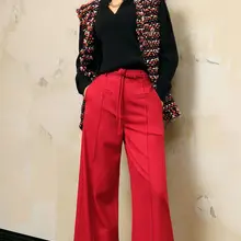 吉娜·爱丽丝霸气坐姿展示裤里黑丝