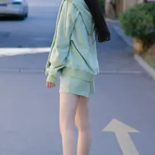 孟子义清爽穿搭大秀纤细美腿，好像穿了丝袜