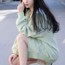 孟子义清爽穿搭大秀纤细美腿，好像穿了丝袜