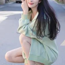 孟子义清爽穿搭大秀纤细美腿，好像穿了丝袜