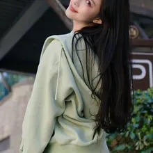 孟子义清爽穿搭大秀纤细美腿，好像穿了丝袜
