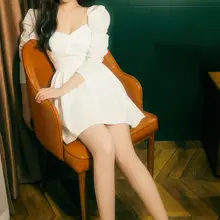 气质女神孟子义方领白裙甜美，纤细长腿搭配精致高跟尽显迷人魅力