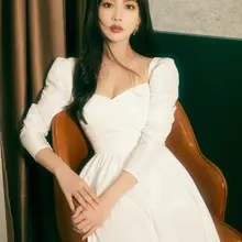 气质女神孟子义方领白裙甜美，纤细长腿搭配精致高跟尽显迷人魅力