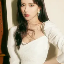 气质女神孟子义方领白裙甜美，纤细长腿搭配精致高跟尽显迷人魅力