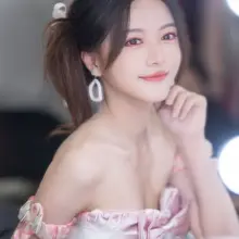 美女主播骆歆粉裙高跟秀美腿，活动现场尽显青春活力