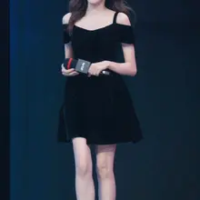 主持人骆歆美腿吸睛！一袭短裙搭配高跟鞋尽显迷人风采