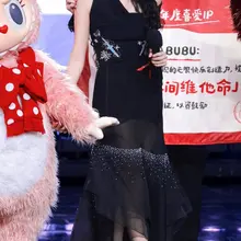 关晓彤黑纱高跟裙装尽显白皙光滑的玉腿
