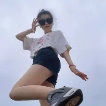 栗子女神的原味AJ4。当你穿着她蹦迪的时候肯定想不到会被老哥压在胯下侮辱吧😘