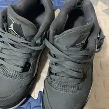 栗子女神的原味AJ4。当你穿着她蹦迪的时候肯定想不到会被老哥压在胯下侮辱吧😘