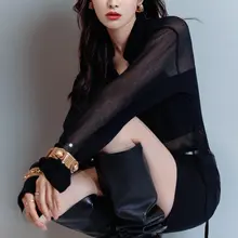宋茜女王范！纤细美腿穿透明丝袜配黑色长靴