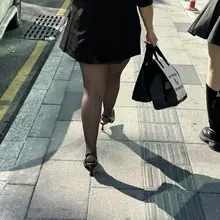 你们喜欢左边还是右边？我已经通过拍摄角度给了答案 #随手拍 #美腿 #黑丝