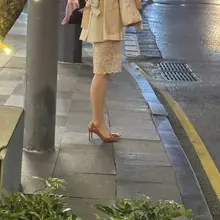 路边等车的身材超棒的小姐姐 #高跟 #美腿 #随手拍