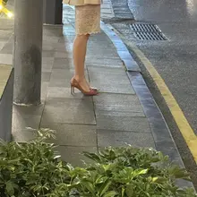 路边等车的身材超棒的小姐姐 #高跟 #美腿 #随手拍