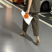 地库偶遇的穿高跟的同事 #高跟 #随手拍
