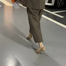 地库偶遇的穿高跟的同事 #高跟 #随手拍