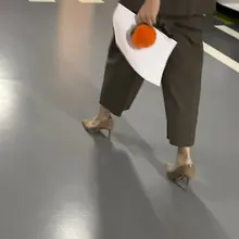 地库偶遇的穿高跟的同事 #高跟 #随手拍