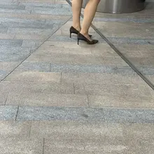 楼下某外资银行的小姐姐，不知道为啥每次和客户打电话都要来外面🤷‍♂️ #随手拍 #高跟