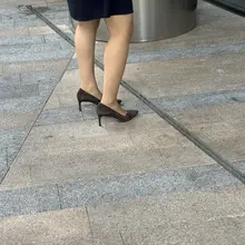 楼下某外资银行的小姐姐，不知道为啥每次和客户打电话都要来外面🤷‍♂️ #随手拍 #高跟