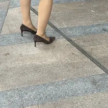 楼下某外资银行的小姐姐，不知道为啥每次和客户打电话都要来外面🤷‍♂️ #随手拍 #高跟