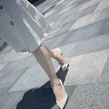 午后阳光拉长影子，白裙金扣配裸色尖头鞋，每一步都自带滤镜✨ OL城市里最温柔的节奏～ #ootd #ol #高跟鞋控 #街拍 2026-0002 期