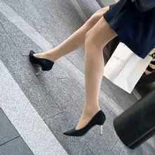 匆匆忙忙赶路的 OL，肉丝加高跟鞋的穿搭一点也不含糊👠，今天又要被哪个领导吃肉丝美脚呢？😍 #街拍 #OL #肉丝 #美腿 #高跟鞋 #美脚