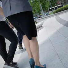 午后街头散步的OL，蓝色高跟鞋轻叩石板路，裙摆随步幅微微荡起，自信而优雅地走向下一个目的地 #街拍 #OL #高跟鞋 #ootd #美腿 shuimu街拍散片…