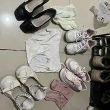 扫楼遇到不检点自己的女孩子的鞋架，遇上的话偷偷幸（性）福就完事了～（特指内衣、内裤、袜子往外放的小骚货）