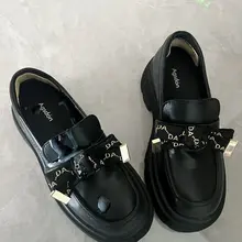 喜欢街拍的小姐姐一枚～说是鞋子穿旧了，就让我射里面或者射外面随便玷污她的脏鞋好啦～～～