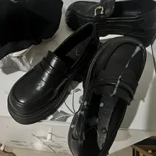 最讨厌小皮鞋乱放了！小皮鞋乱放可是要用穿的臭袜子来罚款的呦～