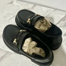 嘘！小皮鞋的精液被发现了可不好哦，如果小皮鞋里有袜子的话，可以用袜子来消除精液哦！（袜子还是有精液残留，让骚女人的脚慢慢吸收精华吧！）