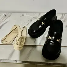 嘘！小皮鞋的精液被发现了可不好哦，如果小皮鞋里有袜子的话，可以用袜子来消除精液哦！（袜子还是有精液残留，让骚女人的脚慢慢吸收精华吧！）