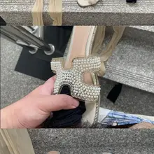 一看就是单身公寓，骚婊子按摩技师的衣架。（顺便让我来给你，接客时候穿的凉鞋来加加料吧）以后顾客看到你，凉鞋上精液的遗留的痕迹，就知道你卖逼卖淫的按摩骚鸡了