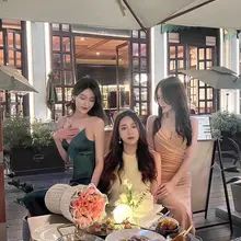 接上图，好骚啊，同时是4个女人的好友。要是能舔到她们的腿和脚就好了！太丝滑了。#美腿#丝袜#少妇#恋足