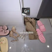 又是极品点位了，铆钉高跟还有脚泥