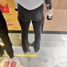 麦当劳点餐的少妇 #紧身牛仔裤 #街拍 #少妇 #翘臀 #偷拍