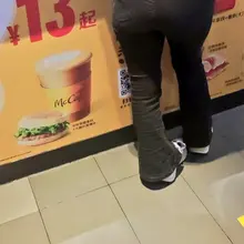 麦当劳点餐的少妇 #紧身牛仔裤 #街拍 #少妇 #翘臀 #偷拍