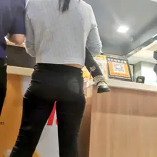 麦当劳点餐的少妇 #紧身牛仔裤 #街拍 #少妇 #翘臀 #偷拍